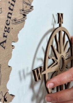 Дерев’яна карта світу як акцент сучасного інтер’єру